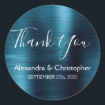 Tack för Blue Wedding Favor Runt Klistermärke<br><div class="desc">Tack-märke för förseglingen Navy Blue Bröllop Det här klistermärket kan anpassas till ditt namn och bröllop-datum och användas för att försegla dina bröllopsinbjudningar eller favoritpåsar. Denna förseglingsetikett för marinblått bröllop är en del av uppsamlingen för bröllop i ro guld. Kontakta designern om du vill matcha objekt.</div>