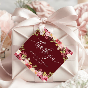 Tack för bröllop med djupröd Merlot och blommor Gåvor Etiketter