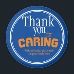 Tack för Caring Typography Blue Magnet<br><div class="desc">Perfekt som ett tack för att du uppskattar presenten för din vårdgivare/vårdassistent/vårdpersonal.Kompis av blå bakgrund med typografiktext i vitt och orange och vitt gräns. Det skulle också vara underbart för anhörigvårdare eller assistenter som tittar efter en äldre släkting på ett vårdhem, cancerstödpersonal - eller hemarbetande som besöker en funktionshindrad familjemedlem...</div>