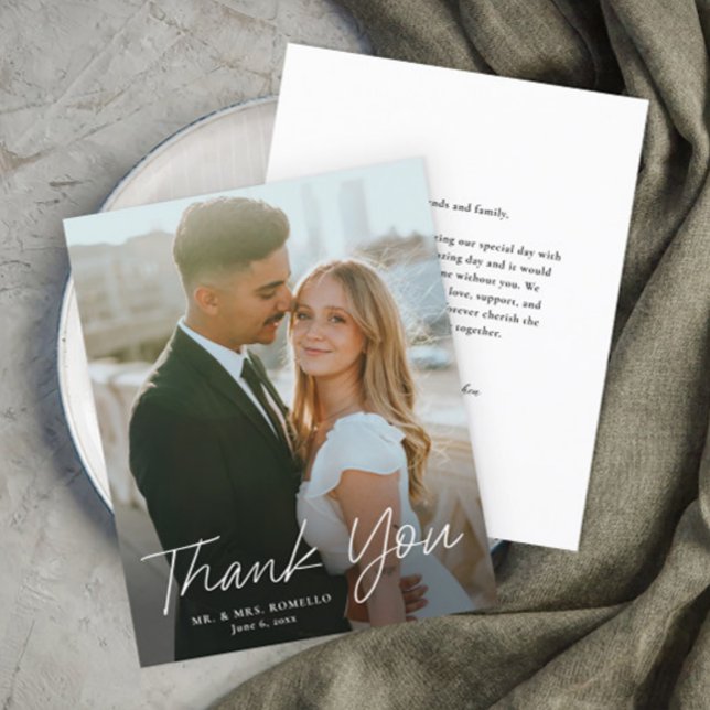 Tack för det moderna skriptbudgetfotot med Bröllop (Budget Modern Script Simple Wedding Photo Thank You Cards.)