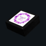 Tack för din lila pansies wandart presentbox minnesask<br><div class="desc">lila av krans i söt vattenfärg tack vare att du håller i presentlådan. Perfekt för att visa upp en speciell gåva från extra till en brud, blomflickor eller för ett annat särskilt tillfälle. Presentrutan kan anpassas med din egen namn läser för närvarande Tack Emily. Ursprunglig vattenfärgsmålning och design av Sarah...</div>
