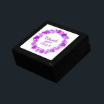 Tack för din lila pansies wandart presentbox minnesask<br><div class="desc">lila av krans i söt vattenfärg tack vare att du håller i presentlådan. Perfekt för att visa upp en speciell gåva från extra till en brud, blomflickor eller för ett annat särskilt tillfälle. Presentrutan kan anpassas med din egen namn läser för närvarande Tack Emily. Ursprunglig vattenfärgsmålning och design av Sarah...</div>