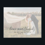 Tack för ditt fotopatrustiska skript Modern Bröllo<br><div class="desc">Tack för det moderna budgetfotot som du har med dig ett enkelt kort med "kärlek och tack" i en rustik stil-skripttypografi tillsammans med din namn och bröllop-dejt över bild med ett ogenomskinligt överlägg. Den här eleganten tackar du kortet med en minimalistisk layout är underbart för alla stil i bröllop.</div>