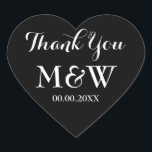 Tack för ditt hjärtformade bröllop hjärtformat klistermärke<br><div class="desc">Svart hjärtformade bröllopsförmån tack för dina klistermärken. Svartvit bakgrund eller anpassningsbar färg. Elegantens skripttypografi. Använda som romantiska kuvertförseglingar/förseglare eller som ett favoritmärke för bröllop för att tacka gästerna. Tum symbolform kärlek med snyggt. Händer också till andra tillfälle som förlovningsfest,  årsdag osv.</div>