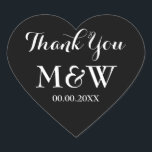 Tack för ditt hjärtformade bröllop hjärtformat klistermärke<br><div class="desc">Svart hjärtformade bröllopsförmån tack för dina klistermärken. Svartvit bakgrund eller anpassningsbar färg. Elegantens skripttypografi. Använda som romantiska kuvertförseglingar/förseglare eller som ett favoritmärke för bröllop för att tacka gästerna. Tum symbolform kärlek med snyggt. Händer också till andra tillfälle som förlovningsfest,  årsdag osv.</div>