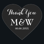 Tack för ditt hjärtformade bröllop hjärtformat klistermärke<br><div class="desc">Svart hjärtformade bröllopsförmån tack för dina klistermärken. Svartvit bakgrund eller anpassningsbar färg. Elegantens skripttypografi. Använda som romantiska kuvertförseglingar/förseglare eller som ett favoritmärke för bröllop för att tacka gästerna. Tum symbolform kärlek med snyggt. Händer också till andra tillfälle som förlovningsfest,  årsdag osv.</div>