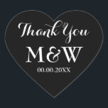 Tack för ditt hjärtformade bröllop hjärtformat klistermärke<br><div class="desc">Svart hjärtformade bröllopsförmån tack för dina klistermärken. Svartvit bakgrund eller anpassningsbar färg. Elegantens skripttypografi. Använda som romantiska kuvertförseglingar/förseglare eller som ett favoritmärke för bröllop för att tacka gästerna. Tum symbolform kärlek med snyggt. Händer också till andra tillfälle som förlovningsfest,  årsdag osv.</div>