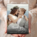 Tack för ditt kort för Modern Boho-skript Photo Br<br><div class="desc">Modern Boho Chic Calligraphy Script Bröllop Photo Tackyou Card. Snyggt bröllop tackar dig för att du har en fullt-fotot på framsidan med texten "Tack" i ett snävt, snävt och snävt tecken på typografi-skript som sänker svan-typsnittet i vit övertäckning på bild. 2-sidigt kort med 2 foton. Du kan enkelt anpassa ditt...</div>