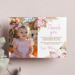 Tack för ditt kort, lilla Pumpkin Girl Birthday Ph<br><div class="desc">Hämta glädjen i din lilla speciella milstolpe med ett lysande födelsedagsfoto tack vare ditt kort! Det här snygga kortet har en nyfiken design som visar en söt rosa-pumpa som är försedd med blommigt inslag, perfekt för en veckofödelsedag. Anpassa kortet med ett omhuldat foto av din lilla för att skapa en...</div>