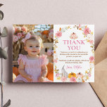 Tack för ditt kort, lilla Pumpkin Girl Birthday Ph<br><div class="desc">Tack för att ni ger er perfekt att uttrycka er tacksamhet till de gäster som närvarade vid ditt barns första födelsedagsfest. Med en söt liten pumpkinas omgiven av höst löv och blommor är designen både festlig och hjärtlig. Kortet innehåller ett utrymme för en personlig foto av ditt barn och skapar...</div>