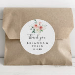 Tack för elegant Daety Blommigt Wedding Favor Runt Klistermärke<br><div class="desc">Den här elegantens otåliga blommigt tack för att du har en bröllopsförmån för ett klassiskt runt klistermärke är perfekt för ett modernt bröllop. Utformningen illustrerar rosa, och vit ros, grönt som är en del av buketter, vilket förstärker den vackra höst färger. Gör etiketten egen genom att inkludera namn, händelsen (om...</div>