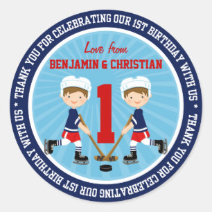 Tack för födelsedag för gullig ishockeytwillingar runt klistermärke