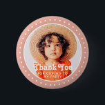 Tack för foto till Anpassningsbarna Modern punkter Knapp<br><div class="desc">Den här enkla och moderna designen består av serif-typografi och lägger till ett anpassningsbar-foto."Tack för att komma till Party" ovanpå anpassningsbarnas foto. Perfekt för födelsedagsfester eller ge,  eller presentväskor,  födelsedagsfest,  årsdagar eller något annat party!</div>