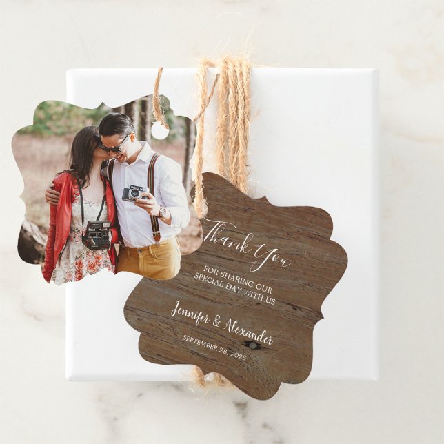 Tack för fotot av landsbyggsbröllop av rundvirke gåvor etiketter (Rustic wood photo country Wedding Thank You Favor Tags.)