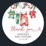 Tack för jultomten Baby Shower Runt Klistermärke<br><div class="desc">Lägg till ett fräckt tryck på dina tacknotor eller party favors med vår gamla julklapp för jultomten. Dessa klistermärken har en glatt Jultomten-utformning som omges av vintern inslag som snöflingor och grön, och de är perfekter för förslutning av kuvert, dekorering av presentsäckar eller personlig beröring till babyduschmötena. Den klassiska, runda...</div>