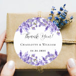 Tack för Lavender violet bröllop Runt Klistermärke<br><div class="desc">En snyggt vit bakgrund som dekoreras med vattenfärgade lavendelblommor. Anpassa och lägg till datum för namn och bröllop. Med texten: Tack!</div>