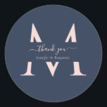 Tack för  monogramsbröllopsförmån för marinblå mon runt klistermärke<br><div class="desc">Den moderna personligens marinblå och  monogram bröllop tackar för att du har klistermärken med moderna skript. Anpassa enkelt onlinen. Matchningsartiklar som är tillgängliga för att komplettera dessa bröllopsetiketter för elegant i monogram.</div>