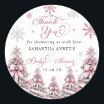 Tack för Rosa av babykläder under vinterjul Runt Klistermärke<br><div class="desc">Visa er tacksamhet i stil med Snöflingor Julgran-Rosan Baby Shower Tack Square-märket. Med en underbar rosa bakgrund som är försedd med elegant Julgranar och ömtåligt snöflingor, fångar detta klistermärke på ett vackert sätt kärnan i en mysigt vinter firande. Perfekt för att försegla tackbrev, presentsäckar eller party favors, tillför det en...</div>