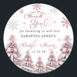 Tack för Rosa av babykläder under vinterjul Runt Klistermärke<br><div class="desc">Visa er tacksamhet i stil med Snöflingor Julgran-Rosan Baby Shower Tack Square-märket. Med en underbar rosa bakgrund som är försedd med elegant Julgranar och ömtåligt snöflingor, fångar detta klistermärke på ett vackert sätt kärnan i en mysigt vinter firande. Perfekt för att försegla tackbrev, presentsäckar eller party favors, tillför det en...</div>