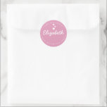 Tack för rosa Made med Kärlek Personlig Runt Klistermärke<br><div class="desc">Med vänner som startar bagerier i hemmet och småföretag har de behövt klistermärken för att försegla paket och bakade varor. Denna märkning är en enkel lösning för behålla sak personligen och modernt. Enkel att använda mall som du kan anpassa. Rosa och vitt på ett runt klistermärke med vita hjärtan, text...</div>