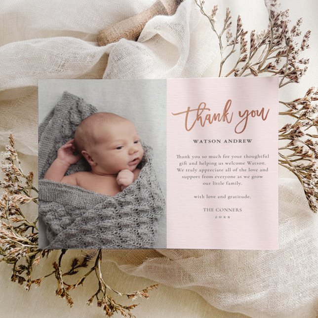 Tack för tackkort för Baby i budgetskript (Modern rose gold script calligraphy baby photo thank you card.)