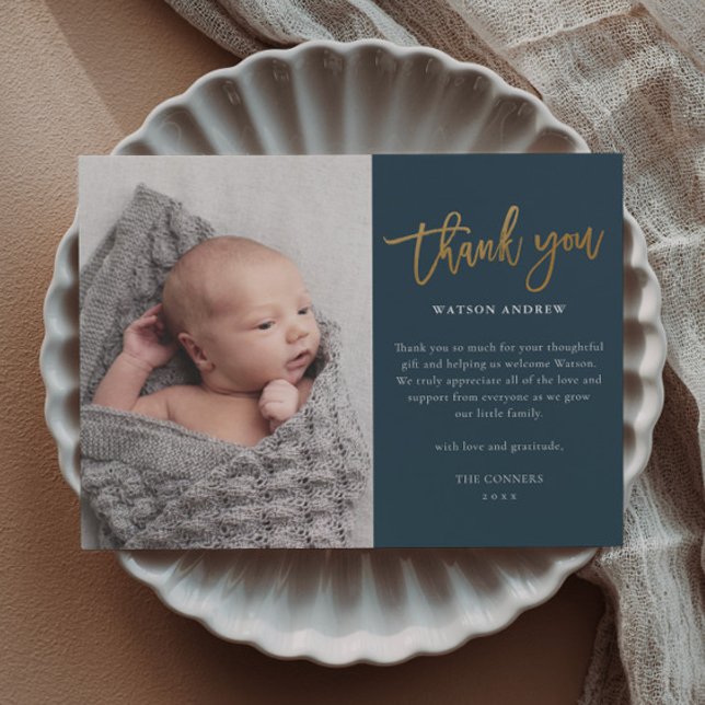 Tack för tackkort för Baby i budgetskript (Modern gold script budget baby photo thank you cards.)