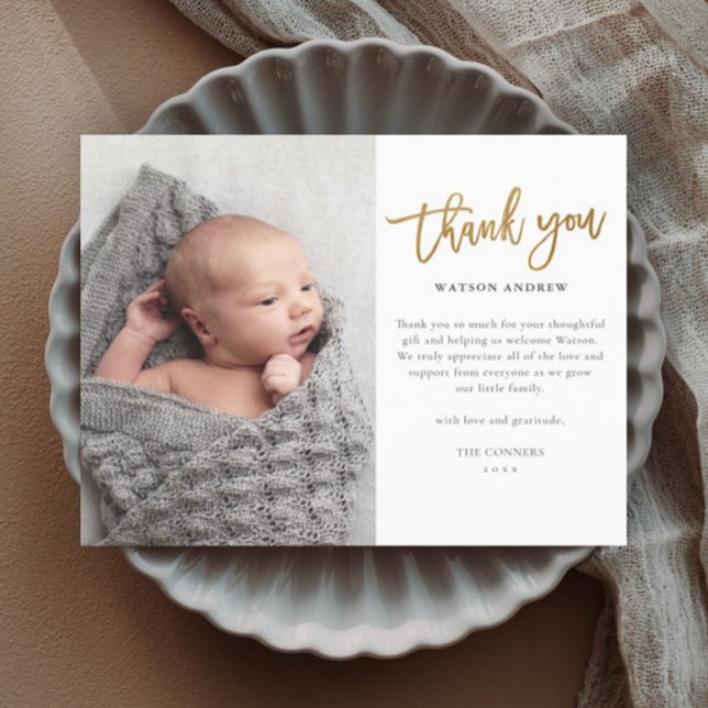 Tack för tackkort för Baby i budgetskript (Modern gold script budget baby photo thank you cards.)