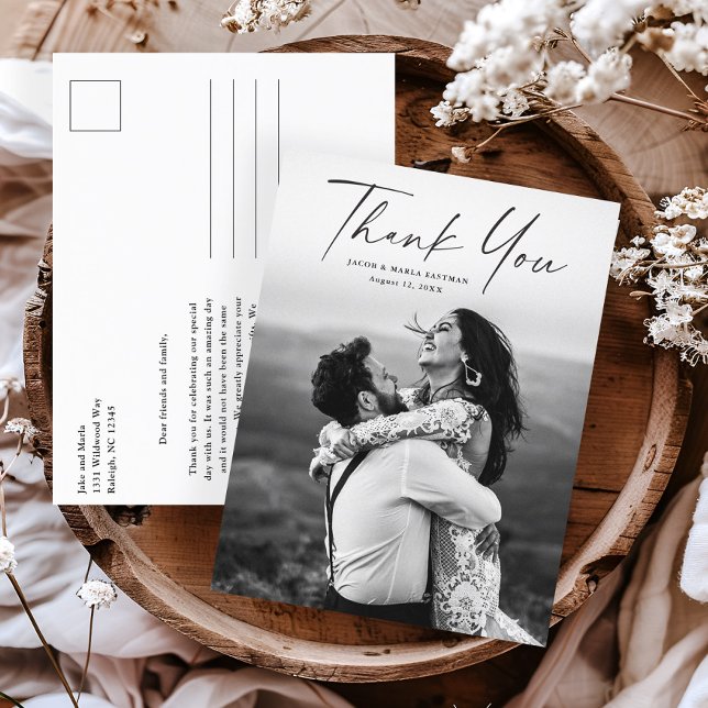 Tack för tackkort för Bröllop i budgetskript (Modern script wedding photo thank you postcard.)
