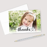 Tack i Cute Heart Script Anpassningsbar Photo<br><div class="desc">Modern personlig tackkort-kort har ett foto med svart (kan ändras) Tack för skripttexten med en söt hjärtaccent. Perfekt för barn att skicka som tackkort till födelsedagsgåvor presenter,  första kommunalgåvor och annat.</div>