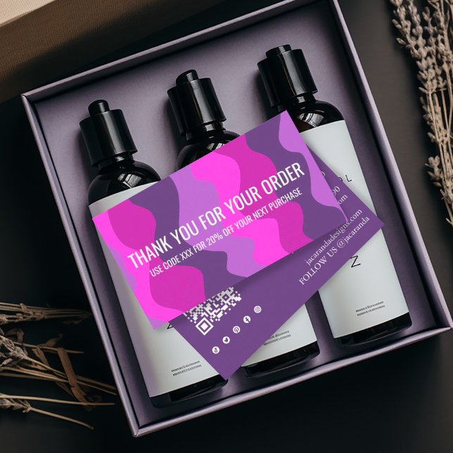 Tack i färgat Rand QR-kod Social Media Visitkort (Pink purple waves stripes custom thank you discount business card with QR code & social media icons)