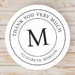 Tack i mycket modern Monogram Runt Klistermärke<br><div class="desc">Denna enkla och moderna utformning består av serif-typografi. Använda detta som kuvertdekal på ett tack för att du har ett kort omslag för vänner och familj.</div>