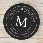 Tack i mycket modern Monogram Runt Klistermärke<br><div class="desc">Denna enkla och moderna utformning består av serif-typografi. Använda detta som kuvertdekal på ett tack för att du har ett kort omslag för vänner och familj.</div>