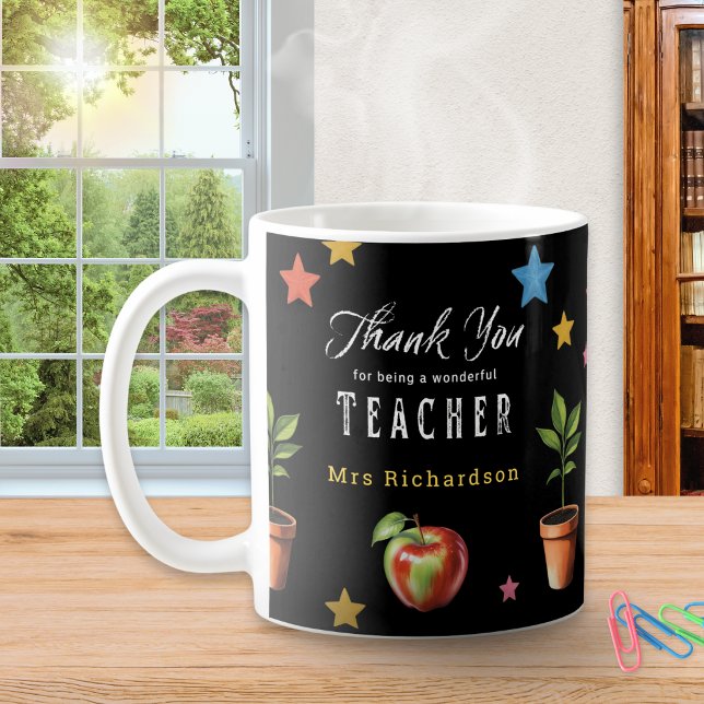 Tack lärare svart tavla äpple Personlig Kaffemugg (A personalized coffee mug with thank you message for a teacher, with chalkboard design)