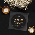 Tack Modern Art Deco Black och Guld Bröllop Runt Klistermärke<br><div class="desc">Den moderna konsthandboken Black och Guld Bröllop Classic Round Sticker är perfekten för att säga tack till stil. Den har en slimmad svart bakgrund och guld-geometriska accenter av elegant. Det här klistermärket är idealiskt för att försegla höljen eller för att ge dina favoriter en personlig beröring, och det fångar upp...</div>