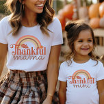 Tack och lov Mini Orange Rainbow Mamma and Me Matc T Shirt<br><div class="desc">Mamma och mig faller ihop med "tacksam mini" med boho-regnbåge höst färger av gult,  orange,  grönt och brunt. Hitta matchande "mamma"-skjorta i min samling "mamma och mig matchande design".</div>