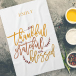 Tack och lov, välsignad Namn Terracotta White Kökshandduk<br><div class="desc">Tack och lov, välsignad Namn Orange Terracotta White. Fantastisk inspirerande ord för thanksgiving och under hela året, i ett snyggt-manus, orden tacksamhet tackfull välsignad i det pulserande färger av att falla på en vit bakgrund som kan ändras till ett annat färg om ni så önskar. Enkel att anpassa med namn....</div>