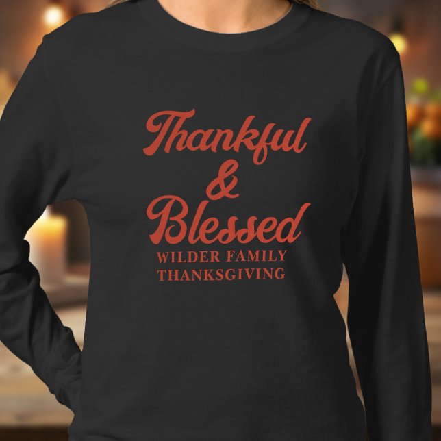 Tack och välsignad Thanksgiving i familjen T-Shirt (Just add your family name to this Thankful & Blessed long sleeve t-shirt)