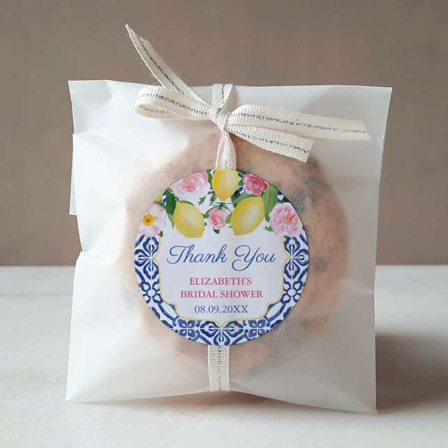 Tack Positano Citroner Bröllopsdusch Favor Runt Klistermärke (Bridal Shower Favor: Lemons with pink flowers against a blue and white Portuguese tile background. )
