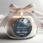 Tack Rustic Blue Wood White Blommigt Bröllop Runt Klistermärke<br><div class="desc">En elegant bröllop-design med elegant-kalligrafi kompletterad med underbart blått trä,  trädgårdssträng ljus och vit blå blommigt med guld glitter. Du kan anpassa detta med dina uppgifter.</div>