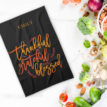 Tack, tack och lov, Namn Orange Gult Black Kökshandduk<br><div class="desc">Tack och lov, välsignad Gult för Orange i Namn Black. Fantastisk inspirerande ord för thanksgiving och under hela året, i ett snyggt-manus, orden tacksamhet tackfull välsignad i det pulserande färger av att falla på en svart bakgrund som kan ändras till ett annat färg om ni så önskar. Enkel att anpassa...</div>