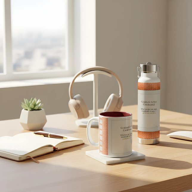 Tack tillhör kvar: Krya med denna bekräftelse   Två-Tonad Mugg (Stay centered with the Gratitude Remains™ duo—a ritual of presence for every rhythm of life. ✨)