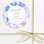 Tack Watercolor Wisteria Blommigt Bröllop Runt Klistermärke<br><div class="desc">Tack Lila Watercolor Wisteria Blommigt Wedding Stickers har vattenfärgsblommor i mjuk lavender och lila med grönt löv på vit bakgrund med "Tack" i det moderna elegant kalligrafiskript med lila och namn nedan. Designad för dig av Evco Studio www.zazzle.com/store/evcostudio</div>
