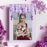 Tack Watercolor Wisteria Photo Bat mitzvah<br><div class="desc">Tack Watercolor Wisteria Photo Bat mitzvah Tack Du Cards har vattenfärgsblommor i mjuk lavender och lila med grönt löv på en lilak bakgrund med ditt favoritfoto och "Tack"-överlägg. På motsatt sida i det vita kalligrafiskriptet för elegant på en lila bakgrund står texten "Tack" och personligen och namn. Anpassa genom att...</div>