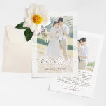 Tacken Bröllop Photo med minimalistisk Elegant Tack Kort<br><div class="desc">Ett kort med ett bröllop-fototack för det minimalistiska kärlek-hjärtskriptet med elegant. Det här är en dubbelsidig kortmall med en fullständigt redigerbar bakgrund och text i färg inklusive ord.</div>