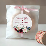 Tacken Bröllopsförmån för Burgundy  Blommigt Runt Klistermärke<br><div class="desc">De här burgundiska Blommigtarna Tack Round Stickers är ett vackert sätt att tacka dina gäster för att de har deltagit i er speciella dag. Med klistermärken får du en burgundisk och blomma med orden "Tack" i elegantens skript. Använda dem att dekorera favoritlådor, försegla kuvert eller lägga till en personlig beröring...</div>