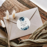 Tacken Celestial Navy Blue Blommigt Favor Runt Klistermärke<br><div class="desc">Tack för att ni vill ha ett klassiskt runt dekal är perfekt för ett modernt bröllop. Konstruktionen har marin, blå och indigo vackert handdragna peonier, väl placerade i en charmerande bukett. Gör etiketten egen genom att inkludera namn, händelsen (om tillämpligt) och datum. De här klistermärkena kan ge komplimanger till en...</div>