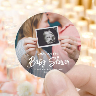 Tacken chic Modern skript och foto Baby Shower Runt Klistermärke