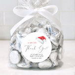 Tacken för Santa Hat Baby Shower Runt Klistermärke<br><div class="desc">Cute-klistermärke för din julhelg babydusch party favors och tack för dina kort med "A Sweet Little Tack" i ett elegant-skript med en hjärtslagg och en vattenfärgad illustration av en röd Jultomten hatt. Anpassa med mor namn och duschdatum i enkel modern typografi.</div>