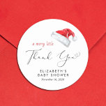 Tacken för Santa Hat Baby Shower Runt Klistermärke<br><div class="desc">Cute-klistermärke för din julhelg babydusch party favors och tack för att du har kort med "A Merry Little Tack" i ett chic-skript med en hjärtslagg och en vattenfärgad illustration av en röd Jultomten-hatt. Anpassa till mor namn och duscha datum i enkel typografi.</div>