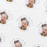 Tacken Kids Personlig Photo Runt Klistermärke<br><div class="desc">I en värld där tonvikten blir alltmer uppskattad erbjuder våra personlig fotoklistermärken ett unikt och hjärtligt sätt att visa sin tacksamhet. De här klistermärkena erkänner inte bara de gåvor som ditt barn har fått vid särskilda tillfällen, t.ex. födelsedagar, jul, baptismer eller julklingar, utan de gör det med en trevlig personlig...</div>
